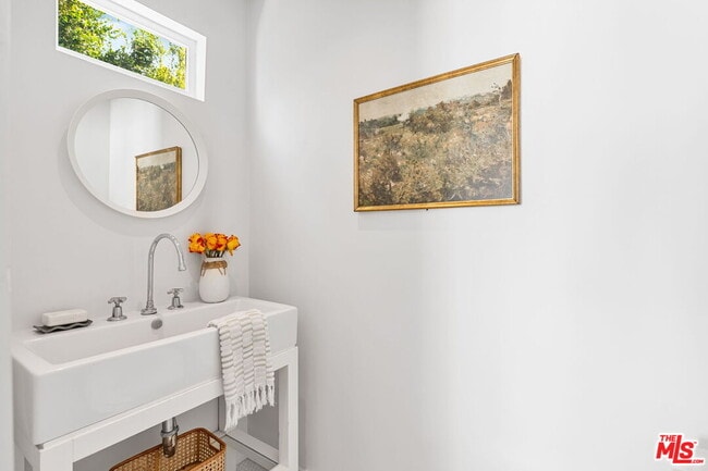 Building Photo - 234 N Ridgewood Pl