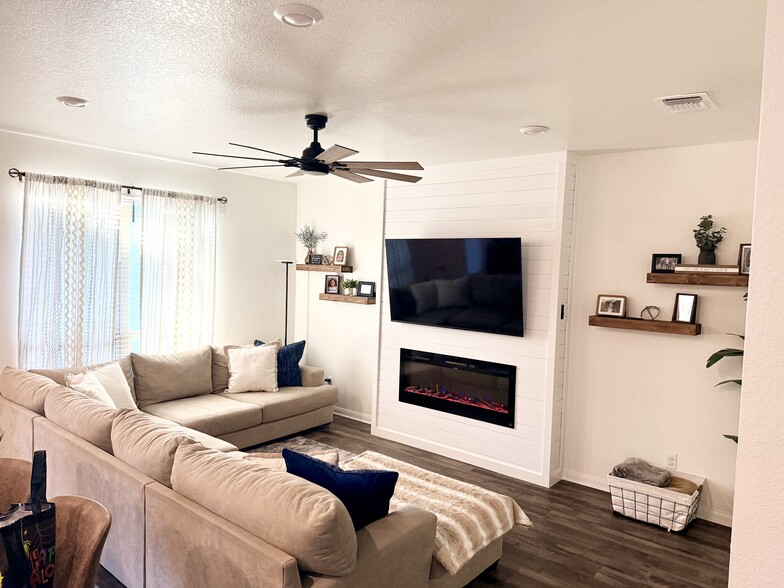 Living Room - 834 Ross Rd