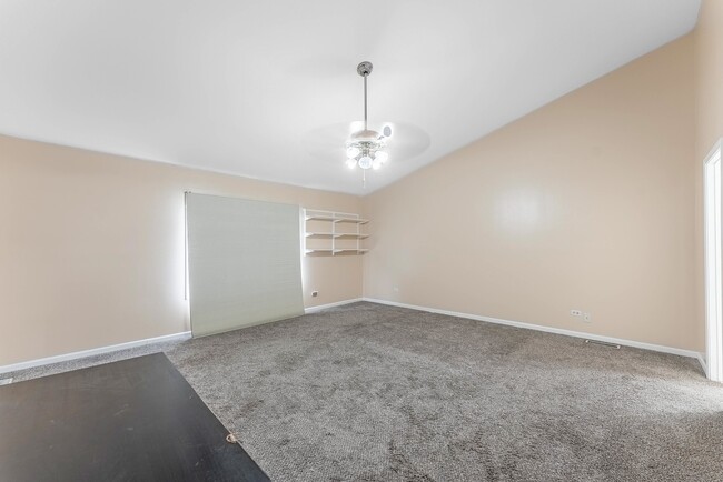 Building Photo - 305 Creekside Dr
