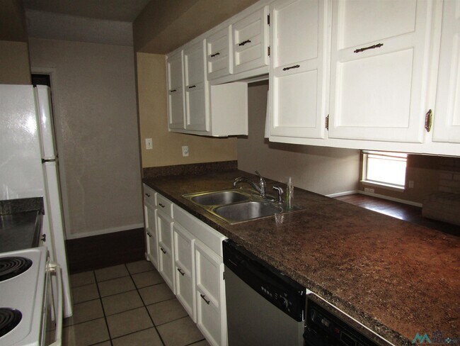 Building Photo - 1707 W Currier Ave