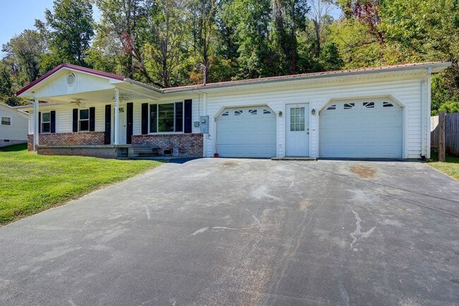 Building Photo - Very nice 4 bed 3 and a half bath home close to Boone Lake