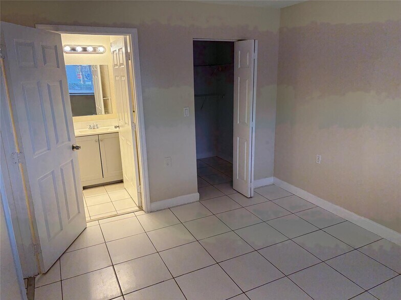 Building Photo - 1153 Lake Victoria Dr