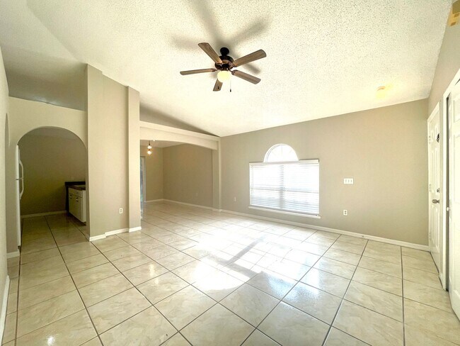 Building Photo - Charming 3-bed, 2-bath in Convenient Location