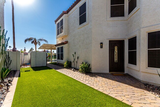 Building Photo - 4 bedroom Lakefront Property