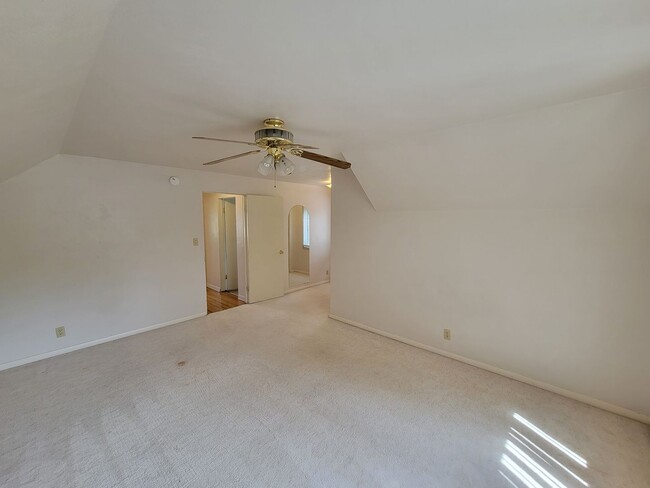 Building Photo - 4 bedroom 2 bath near campus!