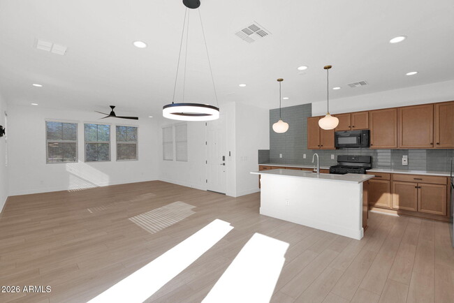 Building Photo - 5819 W Pueblo Ave