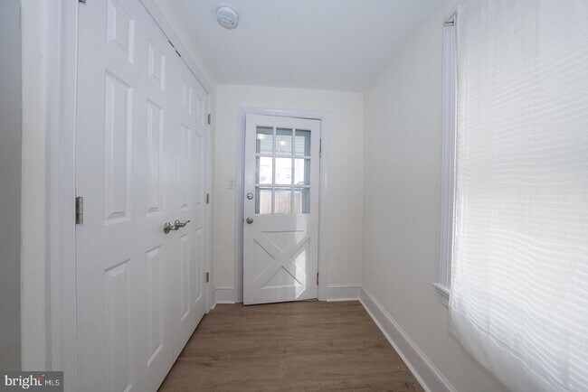 Building Photo - 717 Miller St