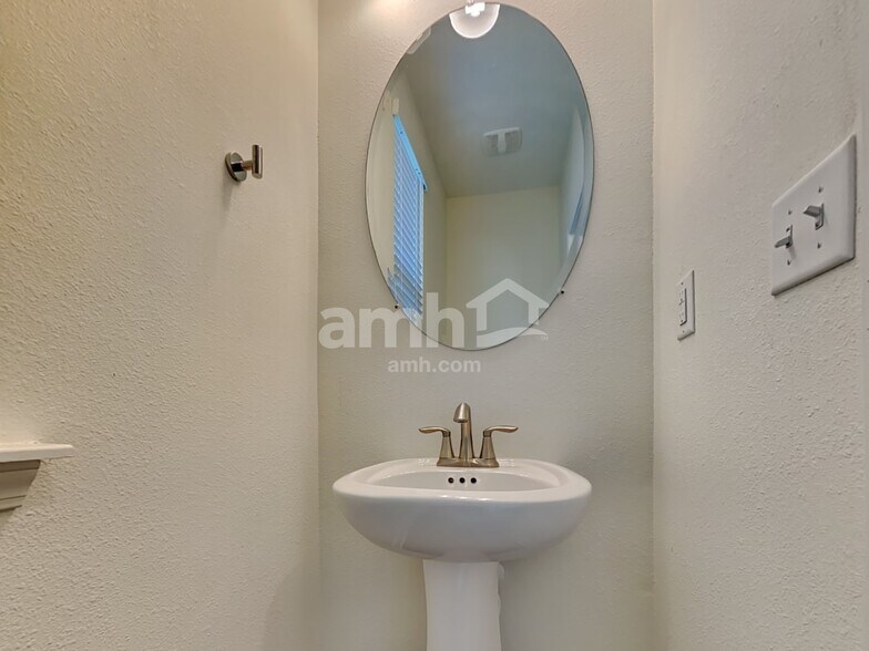 Building Photo - 975 Tan Tara Trl