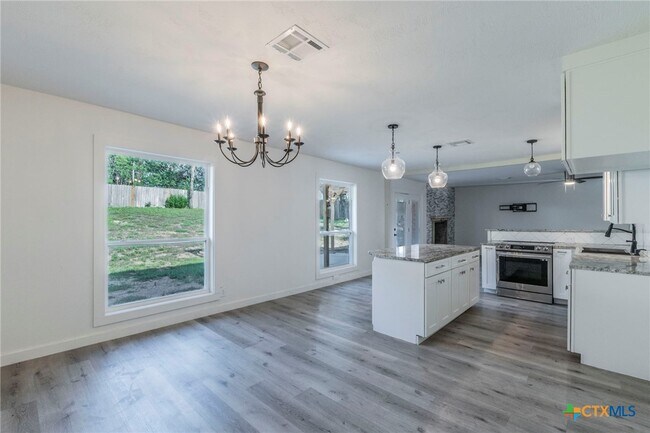 Building Photo - 4013 Valley View Dr