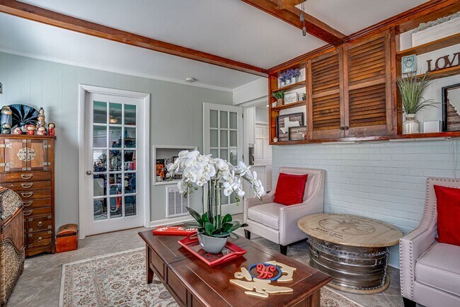 Building Photo - Gorgeous single-family home close to Belvo...