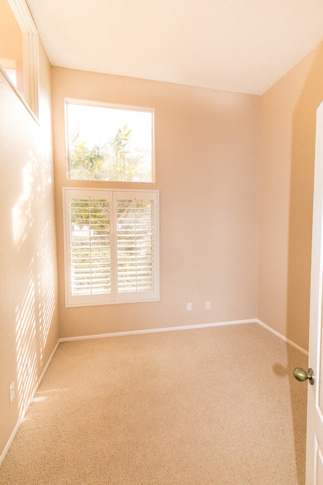 Building Photo - Tri-Level 3 bedroom 3 bath Home in Heart o...