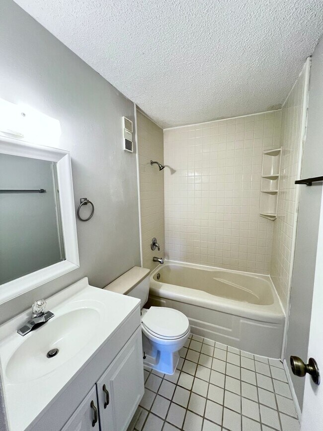 Building Photo - Available Summer 2026 2 BD / 1 BA Condo Walking Distance to FSU!