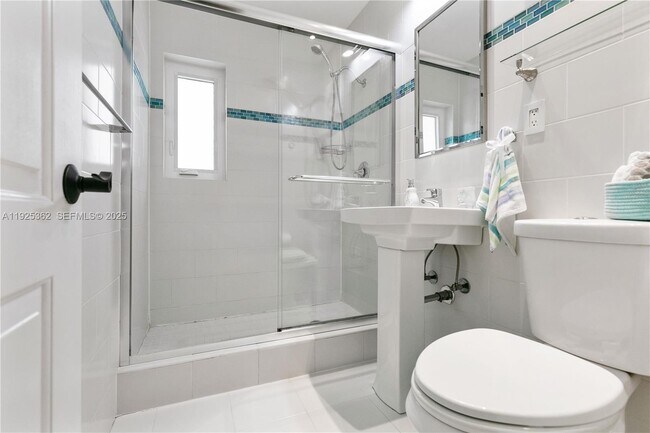 Building Photo - 1900 N Victoria Park Rd