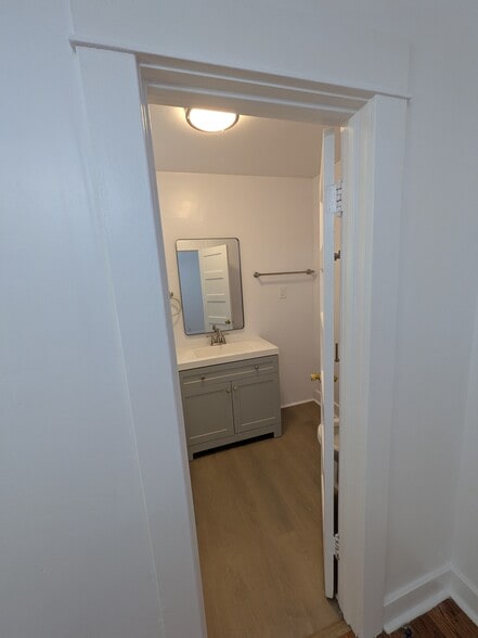 Bathroom seen from bedroom - 1117 Raleigh St
