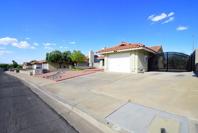 Building Photo - Spacious 2 Bedroom, 2 Bath Single-Story Home