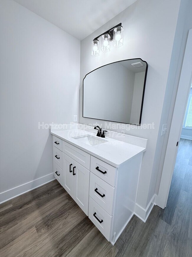 Building Photo - 2550 Valient Dr