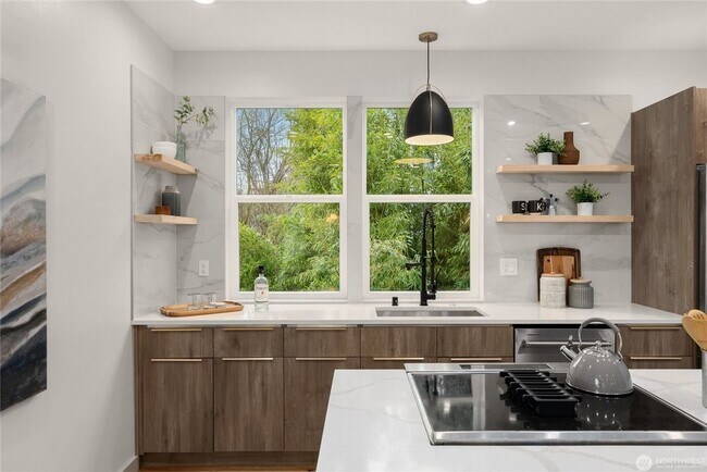 Building Photo - 3Bd/3.25Ba Seattle House