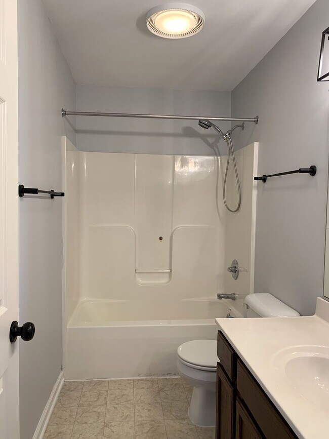 Building Photo - Spacious 3-Bed / 2.5-Bath Townhome – Antrim Crossing Subdivision