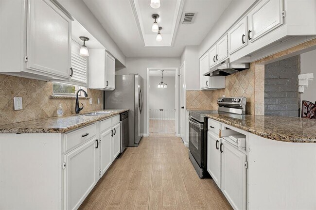 Building Photo - 16011 Hickory Knoll Dr