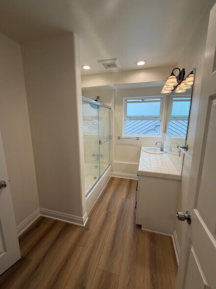 Building Photo - 3111 Bayview Dr