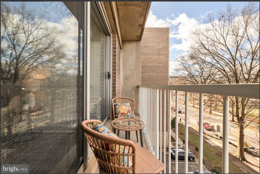 Balcony - 800 4th St SW