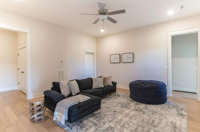 Building Photo - 4020 Lioncrest Ln