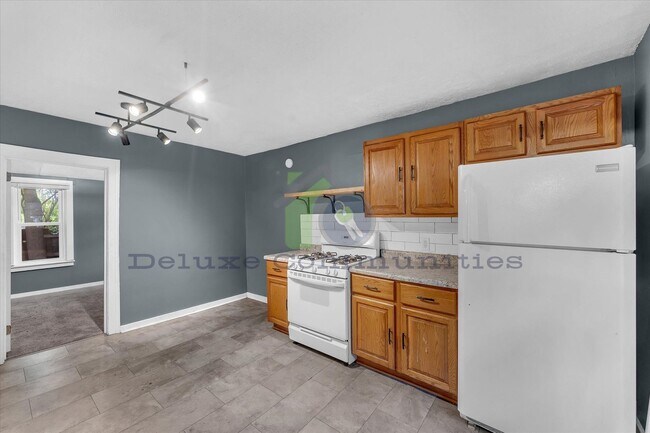 Building Photo - 636 Livingston Ave NE