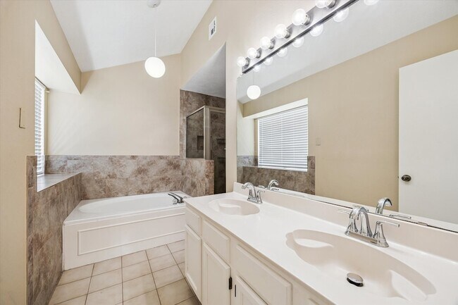 Building Photo - 16330 Leamington Ln