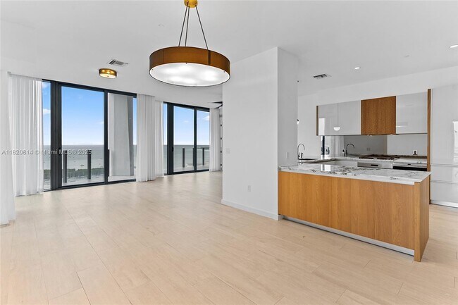 Building Photo - 2831 S Bayshore Dr