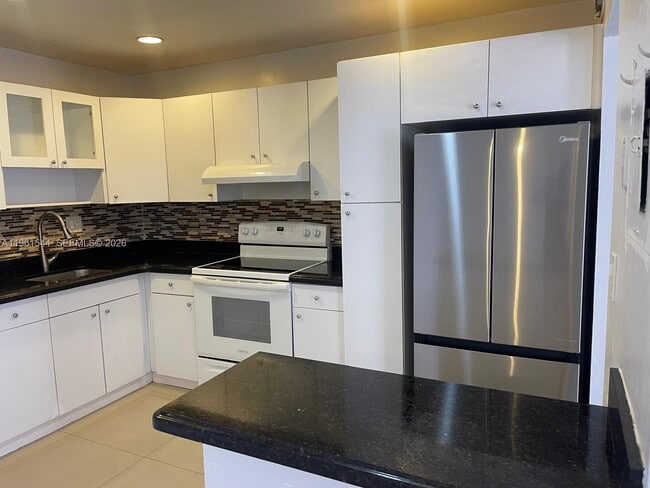 Building Photo - 10367 N Kendall Dr