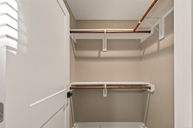 Building Photo - 2103 Woodway Dr