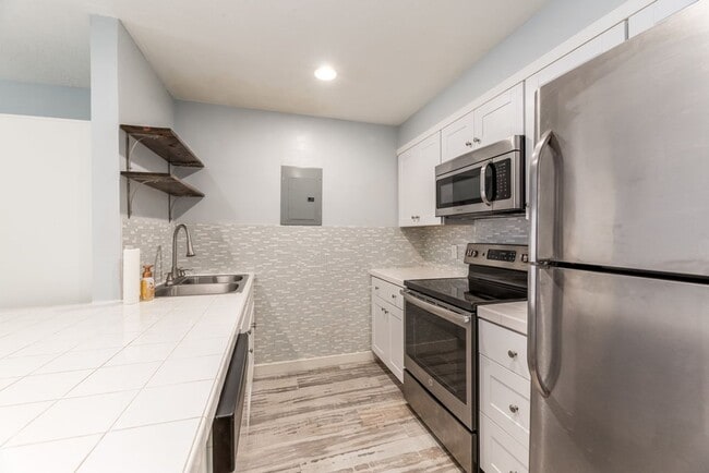 Building Photo - Updated Condo In Excellent Location!