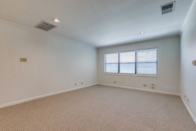 Building Photo - 1 BEDROOM BOUTIQUE APARTMENT