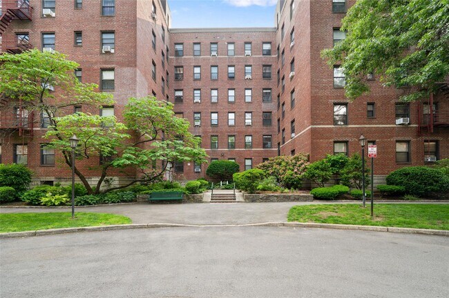 Building Photo - 212 Larchmont Acres