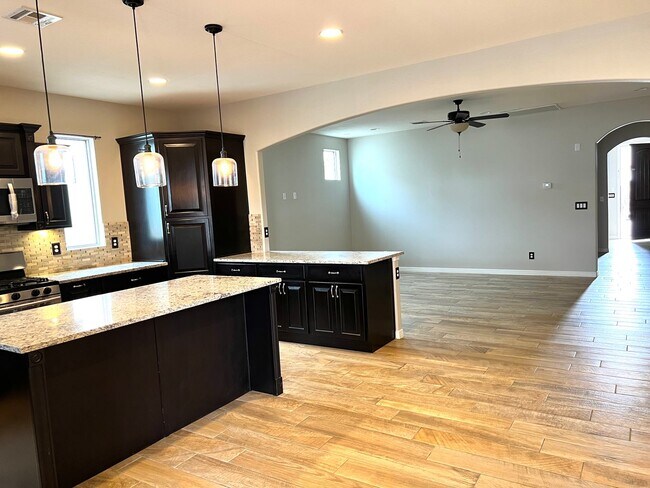 Building Photo - Beautiful East side House