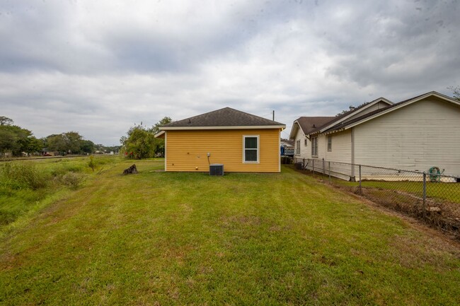 Building Photo - Spacious 2 bed 2 bath home that is move in...