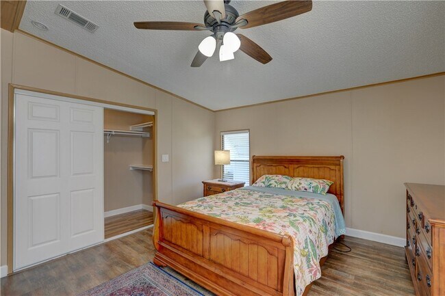 Building Photo - 561 Dolphin Cir