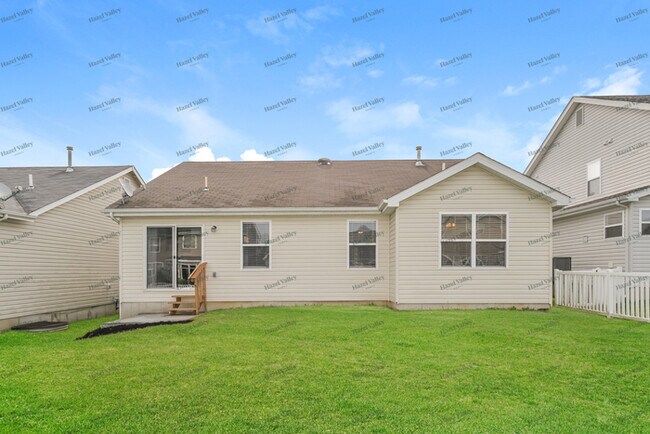 Building Photo - 319 Pecan Bluffs Dr