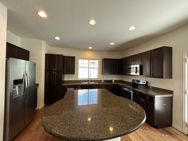 Building Photo - Beautiful 5-bedroom House in the Saddle Rock Area