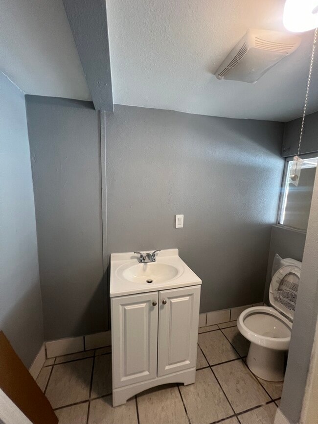 Building Photo - Cozy 2 Bedroom 1 Bathroom