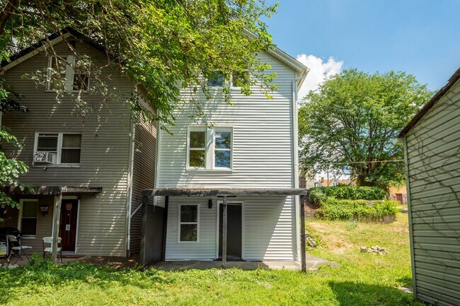 Building Photo - GREAT TWO BEDROOM IN SOUTH SIDE SLOPES!