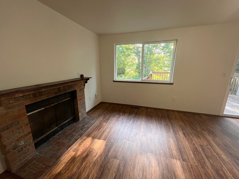 Building Photo - 3809 Maple Ave