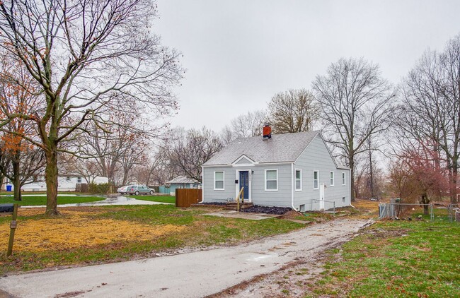 Building Photo - This Single Family Home In Grandview Is Re...