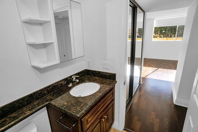 Building Photo - Great one bedroom in UTC!