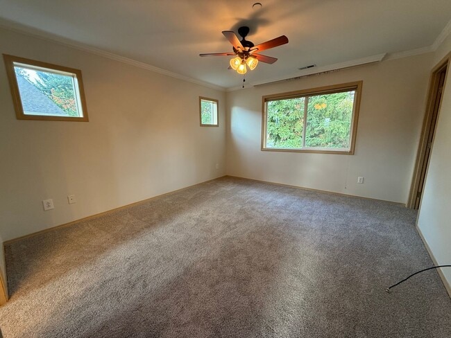 Building Photo - 3 Bedroom DuPont Home for Rent