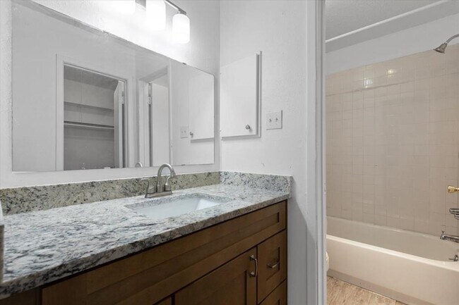 Building Photo - 6300 London Dr