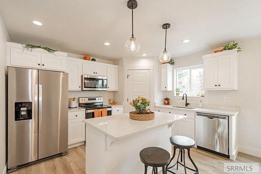 Building Photo - 676 E Court St