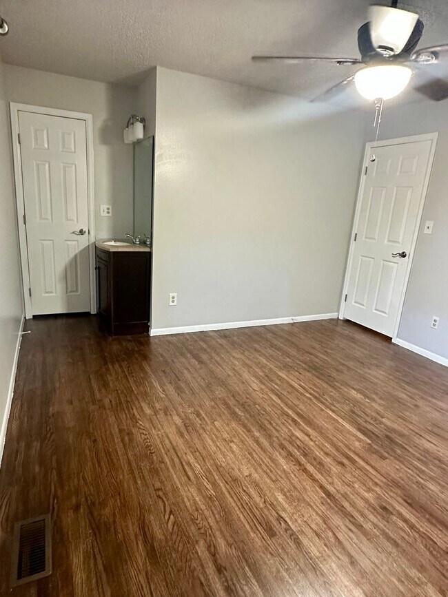 Building Photo - Updated Split-Level Gem | 5BD, 3BA | Large...