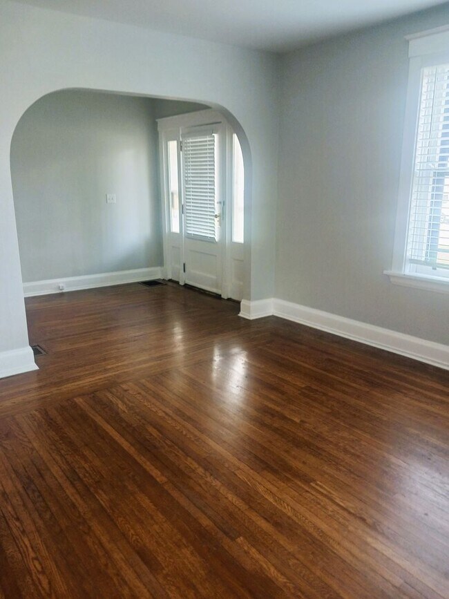 Building Photo - 2127 Slane Ave
