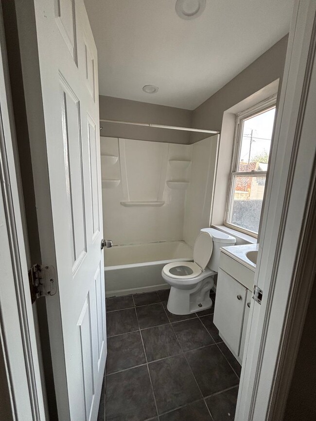 Building Photo - CHARMING STUDIO APARTMENT IN NORTH PHILADE...